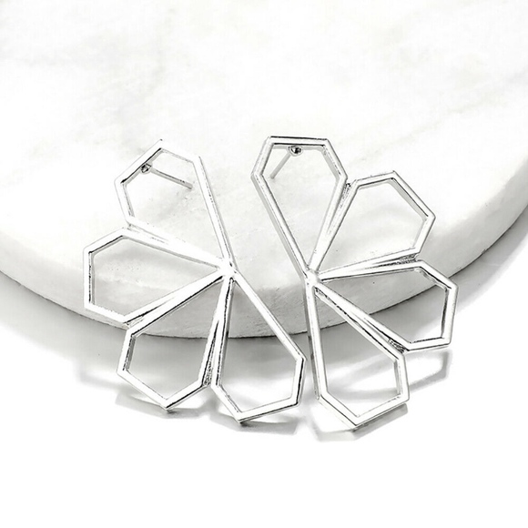 Chic Outlined Half Flower Silver Earrings - Picture 4 of 8